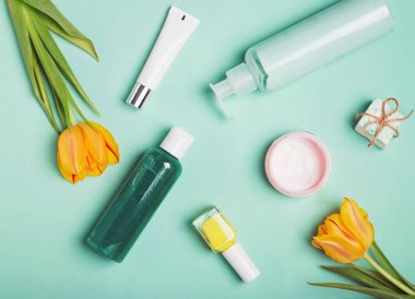 Vücut ve yüz bakım ürünleri parlak zemin üzerine