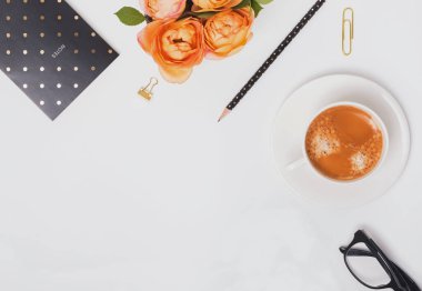 Beyaz arka planda kahve ve güller, üst manzara.