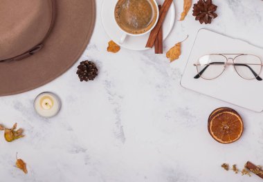 Sonbahar düz yatıyordu şapka, kahve, kuru yapraklar abd baharatlar ile.