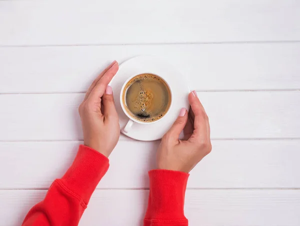 Kvinnans Händer Ljusa Röda Kläder Håller Kopp Nybryggt Kaffe Ovanifrån — Stockfoto