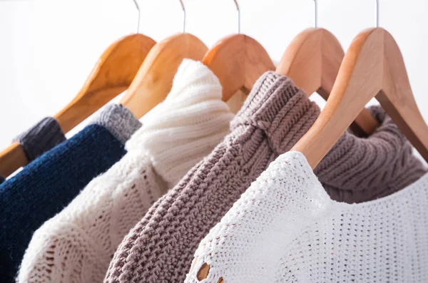 Pulls tricotés sur cintres close-up — Photo
