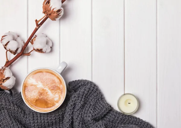 Café, branche de coton et pull tricoté, vue sur le dessus . — Photo