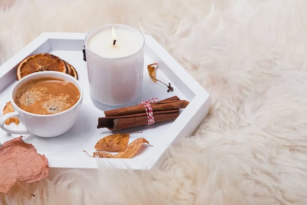 Кофе, свечи и сухие листья на меховом одеяле . — стоковое фото