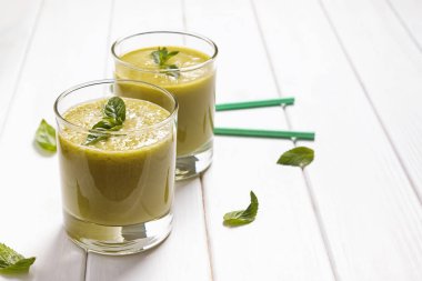 Beyaz masada yeşil smoothie yenileme yakın çekim