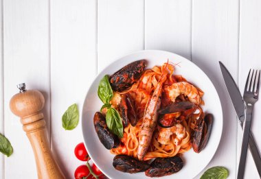 Lezzetli deniz ürünleri karides ve midye makarna