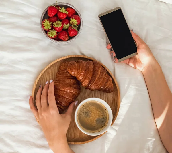 Mujer Usando Smartphone Desayunando Cama Manos Femeninas Vista Superior —  Fotos de Stock