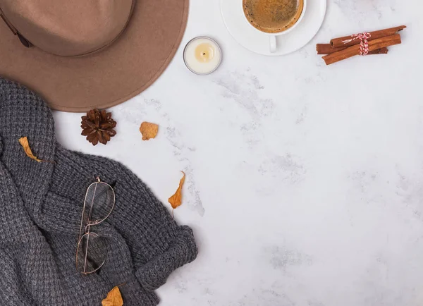 Herfst Plat Lag Met Hoed Koffie Droge Bladeren Specerijen Marmeren — Stockfoto