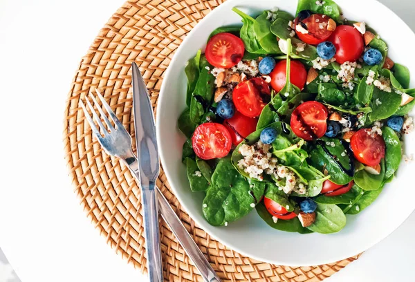 Ensalada Deliciosa Con Quinua Tomates Espinacas Nutrición Estilo Vida Saludable —  Fotos de Stock