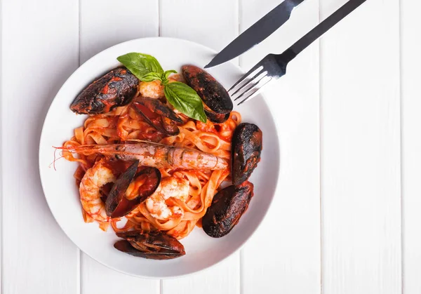 Deliziosa pasta di pesce con gamberetti e cozze — Foto Stock