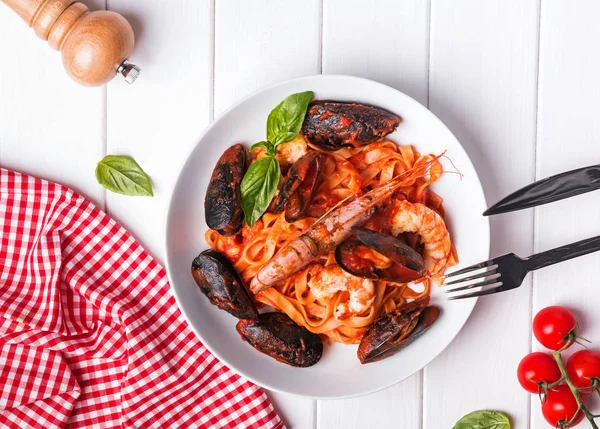 Läckra skaldjur pasta med räkor och musslor — Stockfoto