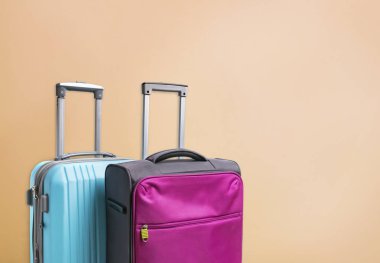 Pembe ve mavi renk iki valiz