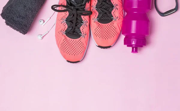 Accesorios de fitness como zapatillas de deporte, botella con agua y otros —  Fotos de Stock