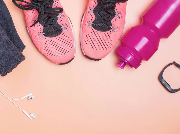 Fitness accessoires zoals sneakers, fles met water en andere — Stockfoto
