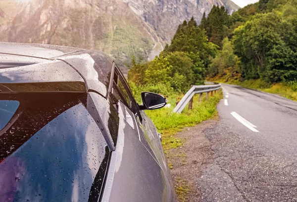 Μέρος του το γκρο πλαν του αυτοκινήτου στο δρόμο στα βουνά — Φωτογραφία Αρχείου