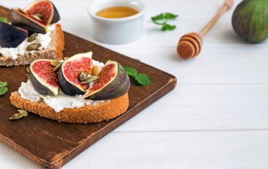 İncir ve ricotta peyniri yakın çekim ile lezzetli kızarmış ekmek