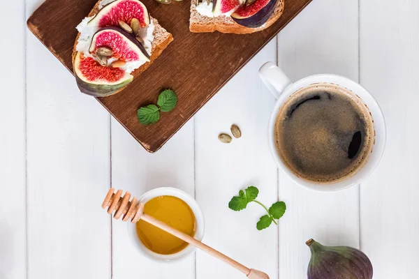 Kaffe Och Delecious Ricotta Toast Med Fikon Vita Bordet Ovanifrån — Stockfoto