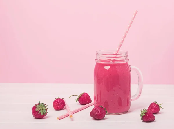 粉红色背景的罐子里的美味草莓冰沙 — 图库照片