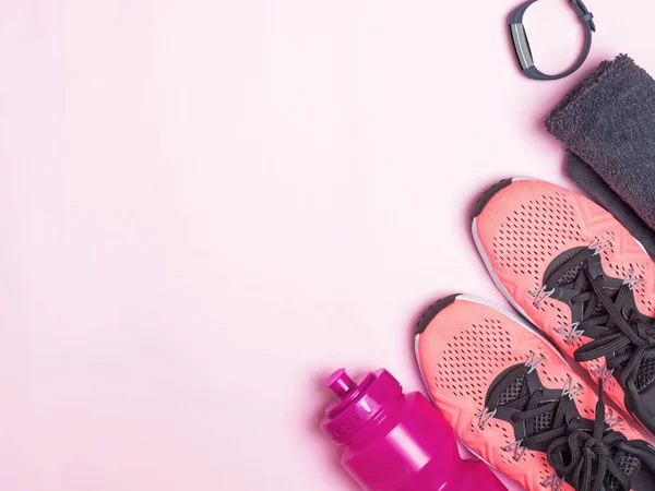 女性健身用品: 运动鞋和瓶装水. — 图库照片