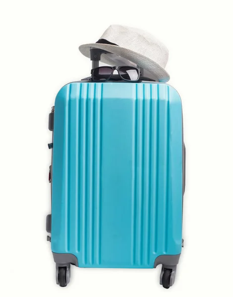 Modrý plastový kufr, čepice brýle izolovaných na bílém pozadí. — Stock fotografie