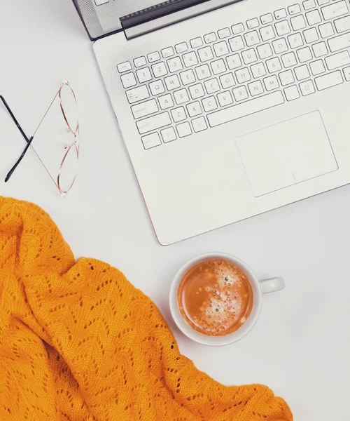 Computador, café e camisola amarela no fundo branco . — Fotografia de Stock