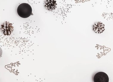 Beyaz arka plan üzerinde modern Noel dekorasyon.