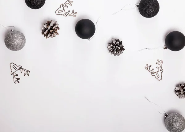 Décor de Noël moderne sur fond blanc . — Photo