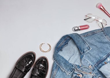 Kadınsı stylush kıyafet, denim ceket ayakkabı, gözlük ve diğer