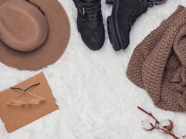 Boots, şapka ve sıcak örme eşarp üst görüntüleme