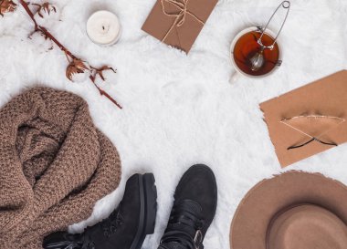 Boots, şapka ve sıcak örme eşarp üst görüntüleme