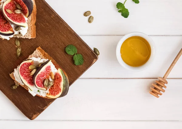 Delecious ricotta toast med fikon och kaffe på vita bordet — Stockfoto