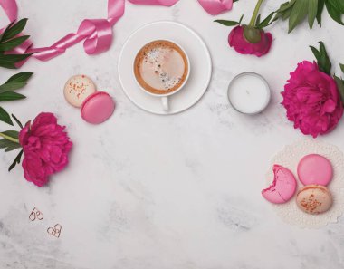 Kahve, pembe peonies ve macarons mermer masada