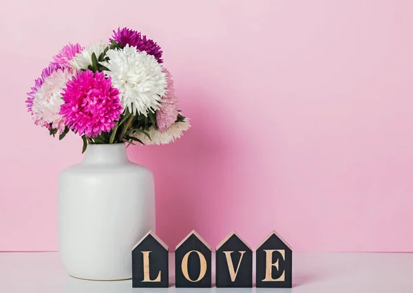 Roze Witte Bloemen Thevase Houten Letters Gerangschikt Een Woord Love — Stockfoto