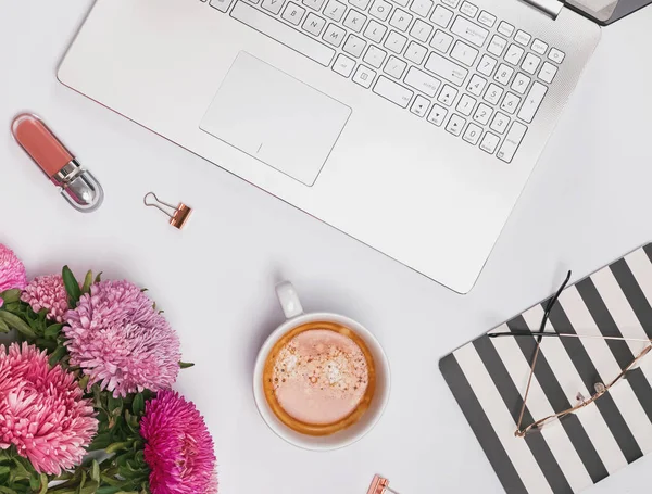 Flat lay com café, flores, laptop e outros acessórios femininos . — Fotografia de Stock