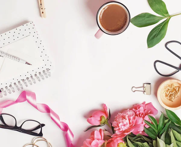 Peonie, caffè, bicchieri e altri accessori femminili — Foto Stock