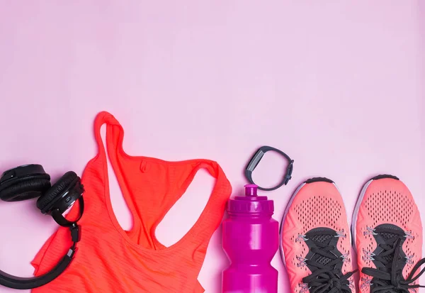 Vrouwelijke fitness accessoires: sneakers, fles met water en sport terug naar boven — Stockfoto