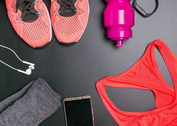 Fitness tillbehör inklusive sneskers, top, flaskan med vatten på svart bakgrund — Stockfoto