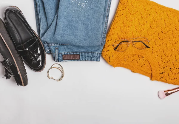 Elegante atuendo femenino con jeans, suéter amarillo y zapatos — Foto de Stock