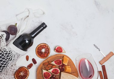 Şarap ve snaks beyaz mermer üzerinde tablo tarz