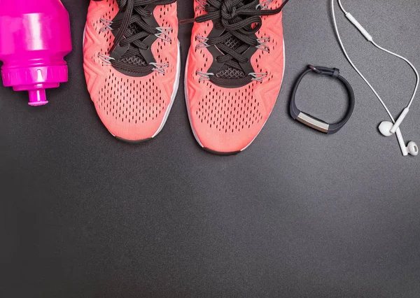 Accesorios de fitness como zapatillas de deporte, botella con agua y otros —  Fotos de Stock