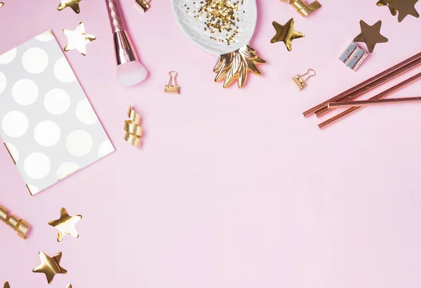 Gouden decor en vrouwelijke accessoires op de roze achtergrond, — Stockfoto