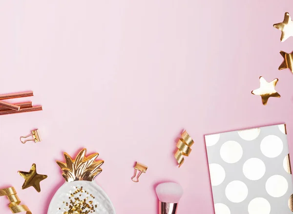 Gouden decor en vrouwelijke accessoires op de roze achtergrond, — Stockfoto