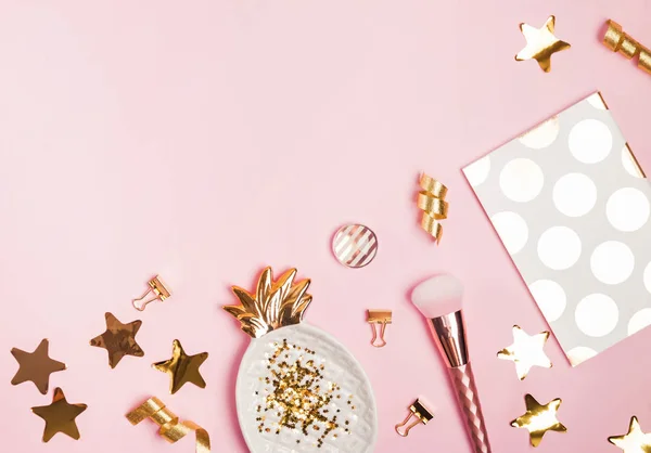 Goldenes Dekor und feminine Accessoires auf rosa Hintergrund, — Stockfoto