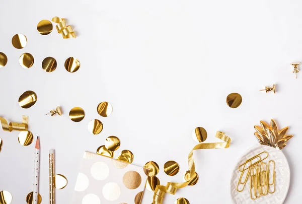 Gouden kleur decor en confetti op de witte achtergrond — Stockfoto