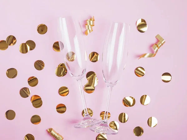 Altın konfeti dekor yalan boş şampanya bardağı. — Stok fotoğraf