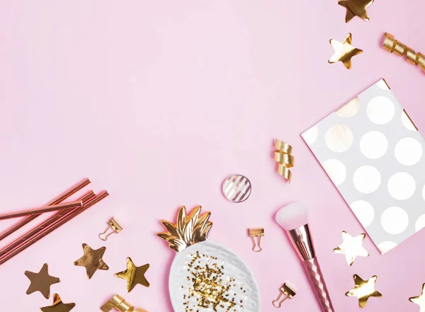 Złote świąteczne dekoracje i akcesoria kobiecy na różowym tle — Zdjęcie stockowe