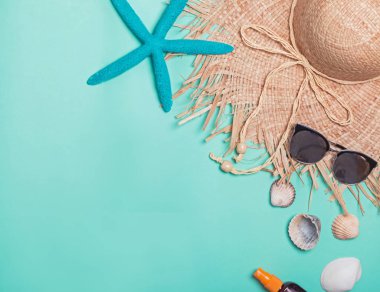 Geniş alanların mavi arka plan ile kadınsı hasır şapka