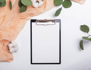 Pano yaratıcı mock-up pamuk tomurcukları ve okaliptüs dalları ile.