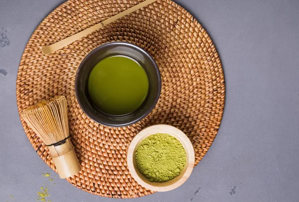 Matcha-Tee in einer traditionellen Schüssel, Schneebesen und Pulver. — Stockfoto