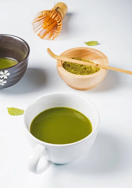 Grüner Matcha-Tee in der Tasse auf weißem Hintergrund — Stockfoto