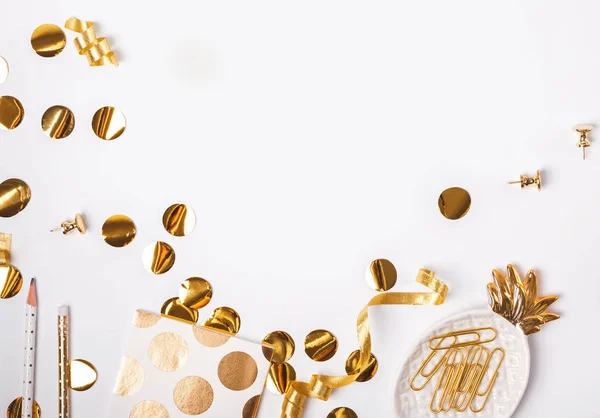 Gouden kleur decor en confetti op de witte achtergrond — Stockfoto